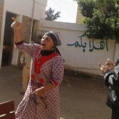 بالصور| سيدة وزوجها يعتديان بالضرب بـ"جنزير" على طلاب ومعلمين بإحدى مدارس كفر الشيخ