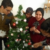 طلاب بيطري القناة يفاجئون إخوانهم الأقباط بهدايا العيد وكروت معايدة وشجرة مضيئة "بنحبكم أوي ".