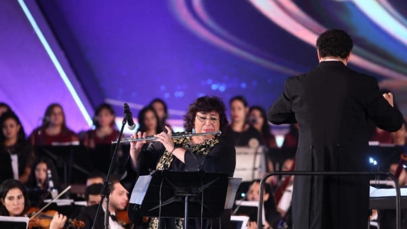 وزيرة الثقافة تعزف في مهرجان الموسيقى العربية على آلة الفلوت