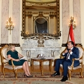 حوار رئيس الوزراء مع الكاتبة دينا عبد الفتاح