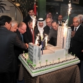 مشاركون فى احتفال المملكة بالعيد الوطنى العام الماضى وأمامهم «تورتة» على شكل ماكيت لمبنى السفارة السعودية الجديد