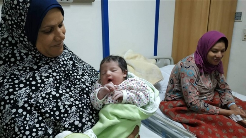 ولادة أول طفلة بالتأمين الصحى