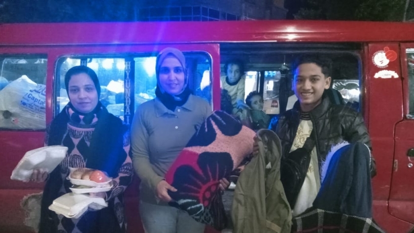 هويدا ورشا هلال توزيع الأطعمة والملابس في الإسكندرية