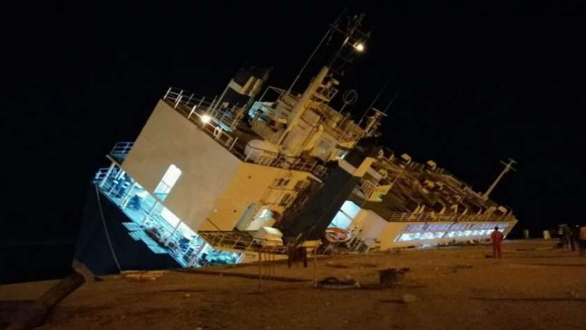 السفينة بدر عند غرقها في ميناء سواكن