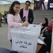 طلاب يدلون بأصواتهم في الانتخابات