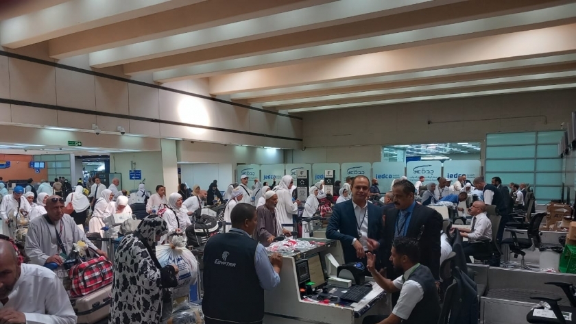 حجاج مصريين خلال سفرهم للحج عبر رحلات مصر للطيران العام الماضى