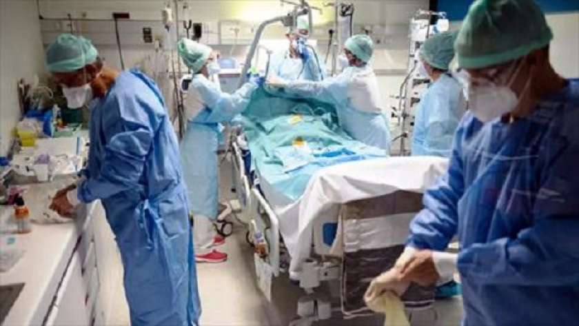 أطباء فرنسيون يجهزون غرفة عناية مركزة لإسعاف حالات «كورونا»