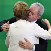 الرئيس البرازيلي السابق يحتضن روسيق أثناء حلفه اليمين مديرا لمكتبها