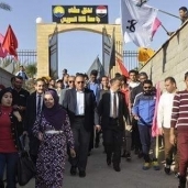 رئيس جامعة القناة يعبر نفق المشاه ويفتتح بوابة عثمان إلي الجامعة.