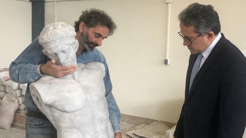 وزير السياحة يزور ورشة لإنتاج المستنسخات الأثرية بأثينا