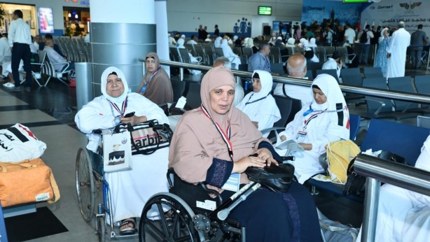 حجاج مصريون خلال سفرهم من مطار القاهرة