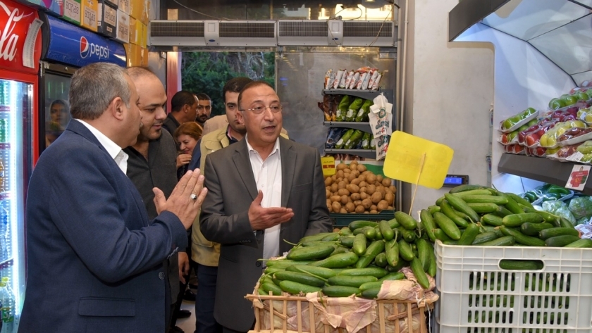 محافظ الإسكندرية في جولة بالأسواق