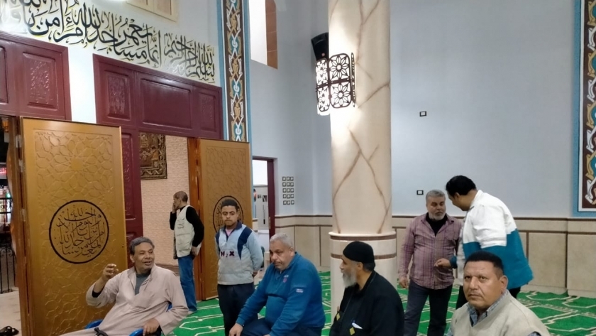 القس روفائيل حلمي داخل المسجد