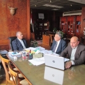 وزير الري يعقد اجتماعا مع رئيس قطاع الاملاك واستشاري التخطيط العمراني