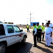 اللواء مختار السنبارى مدير أمن مطروح خلال متابعته الميدانية للسيارات ومحطات الوقود