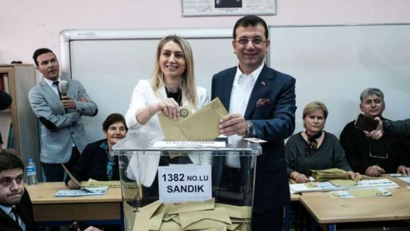 أكرم إمام أوغلو خلال إدلائه بصوته في انتخابات اسطنبول - أرشيفية