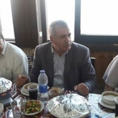 مبارك يتناول الافطار مع العاملين بالشركة