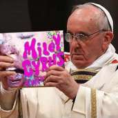 مايلي سايرس تثير غضب الكاثوليك بنشر صورة معدلة للبابا فرانسيس