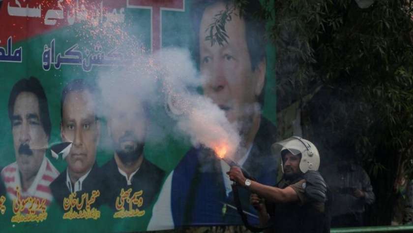 اشتباكات بين الشرطة وأنصار خان فى باكستان