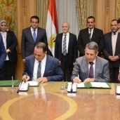 "العصار" و"عبد الغفار" يشهدان توقيع العقد