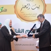 لدكتور شريف عبد العظبم خلال تسلمه الجائزة