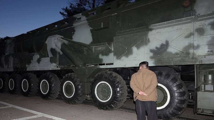 زعيم كوريا الشمالية أثناء تجهيز عملية إطلاق الصاروخ