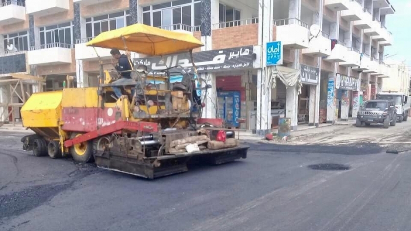 محافظ كفرالشيخ يتابع أعمال تمهيد ورصف الطرق بمراكز ومدن المحافظة