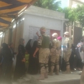 تنظيم قوات الجيش والشرطة لدخول الناخبات في لجان المقطم