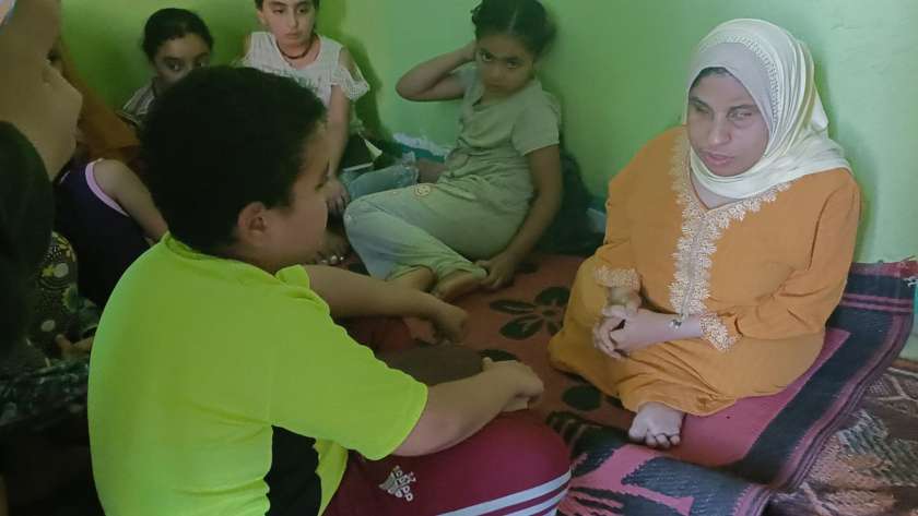 «ليلى» تحفظ القرآن لأطفال القرية