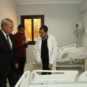 محافظ قنا خلال زيارته لمستشفى الحميات