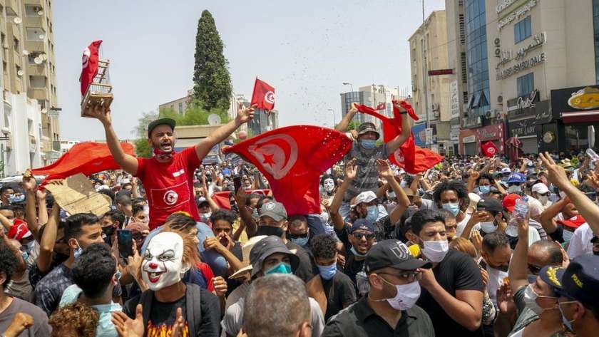 متظاهرون تونسيون يحتفلون بقرارات سعيد
