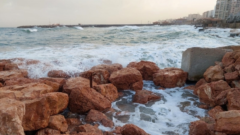 ارتفاع الأمواج على شواطئ الإسكندرية