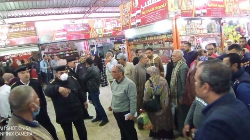 محافظ الغربية يوجه بإغلاق أسواق "تحيا مصر"والمحلات للوقايةمن "كورونا"