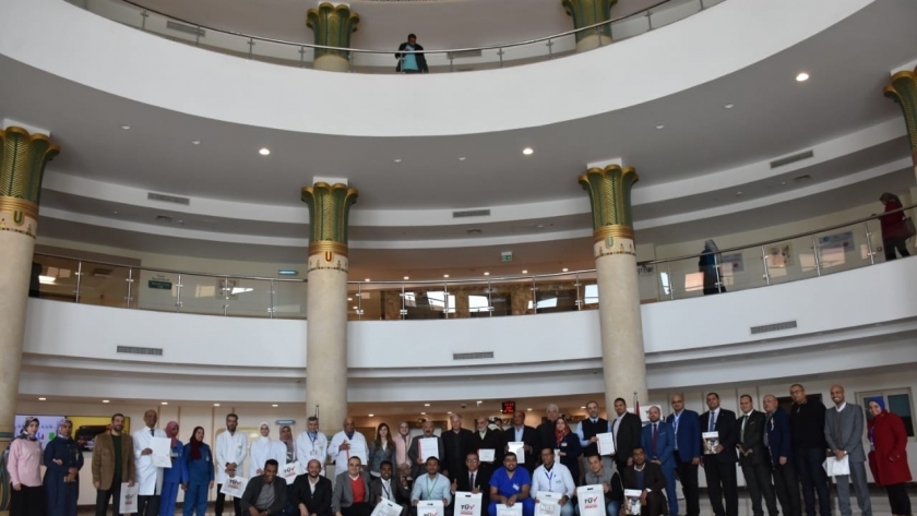 فريق عمل مستشفى شفاء الأورمان يحتفل بتسلمه شهادات الأيزو الثلاثة