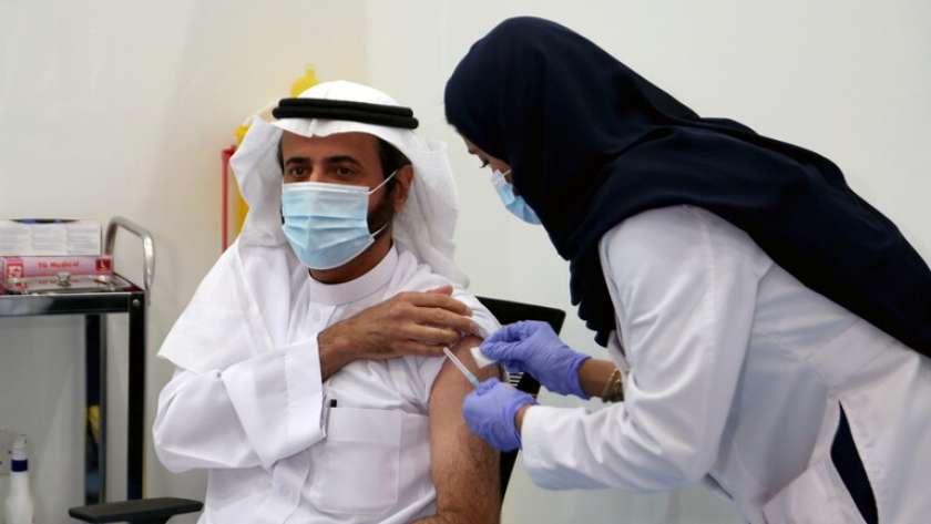 وزير الصحة السعودي وقت تلقيه لقاح كورونا