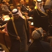 وزير الخارجية القطري خلال مغادرته القاعة