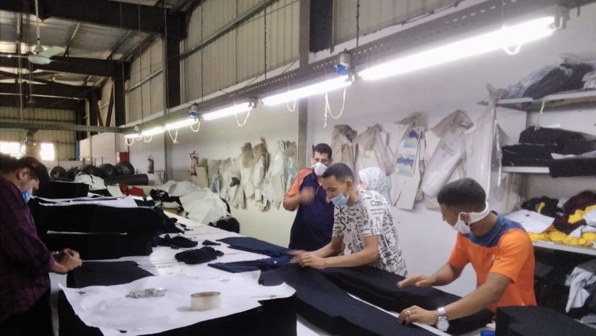 مصنع «أحمد» للملابس ضمن مشروع «وظيفتك جنب بيتك»