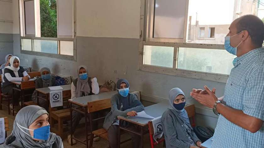 انتظام العام الدراسي الجديد بالمدارس والتزام التلاميذ بارتداء الكمامات الطبية
