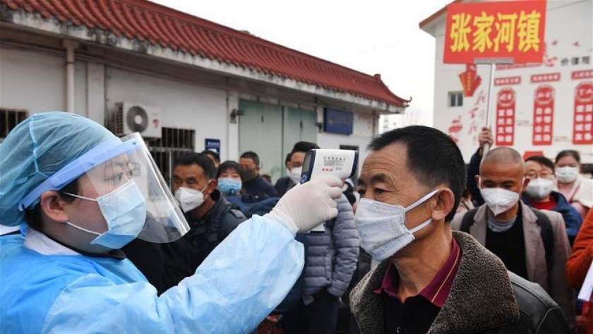 طبيب صيني يقوم بفحص احد المرضى