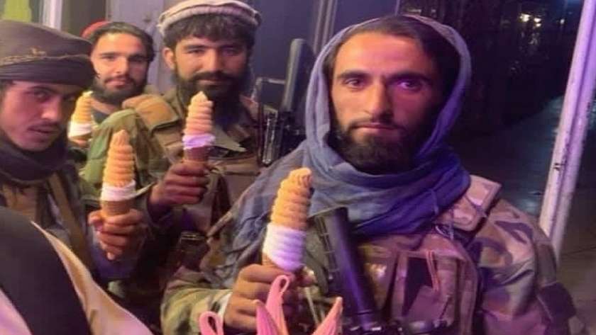 عناصر حركة طالبان يتناولون الآيس كريم