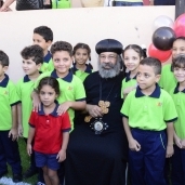 الأسقف مع طلاب المدرسة