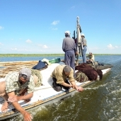 صيادون يتوضأون من البحيرة قبل الصيد