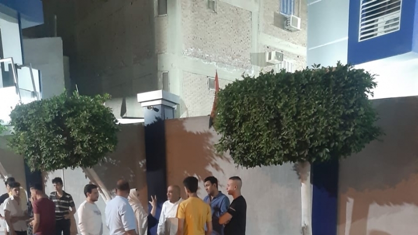 الأهالي أمام مركز الشرطة بعد القبض على «مستريحة الشرقية»
