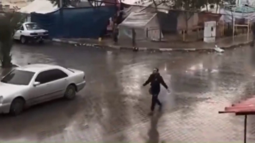 فلسطيني يدعو تحت المطر