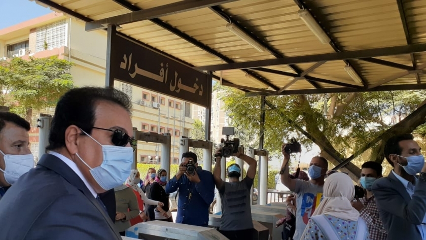 وزير التعليم العالى يعنف الأمن بسماحهم للطلاب الدخول دون ارتداء الكمامة