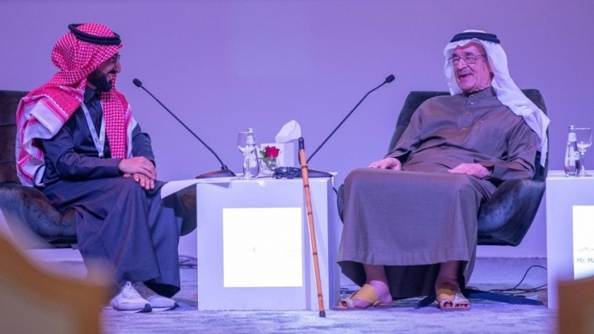 الراحل منصور الخريجي مترجم الملوك خلال إحدي لقاءاته