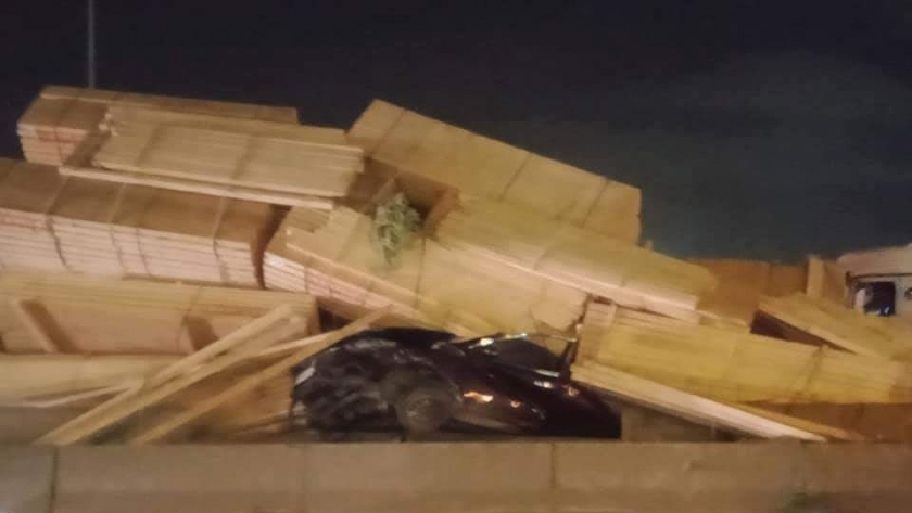 إنقلاب تريلا محملة بالأخشاب فوق سيارة ملاكى بطريق العامرية بالإسكندرية