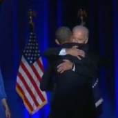أوباما يعانق جو بايدن