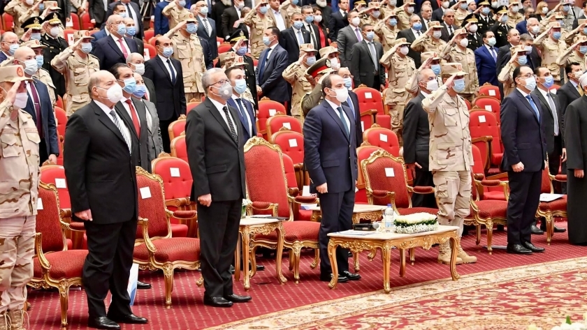 الرئيس السيسى وكبار رجال الدولة أثناء السلام الوطنى فى احتفالية «يوم الشهيد»