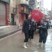 العمال خلال رفع مياه الأمطار فى دسوق